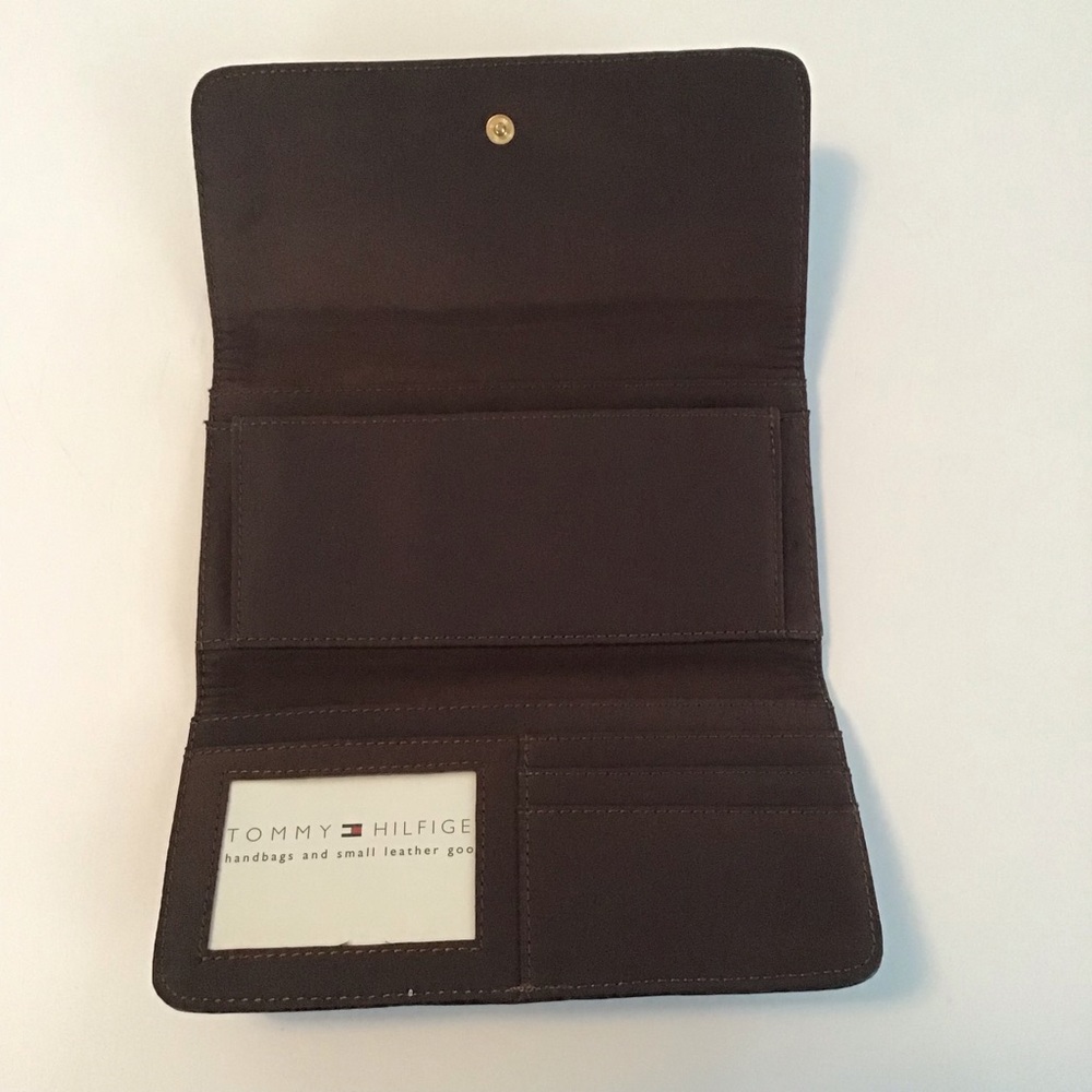 TOMMY HILFIGER: Brown and tan monogram wallet. Snap closure. - Picture 3 of 5